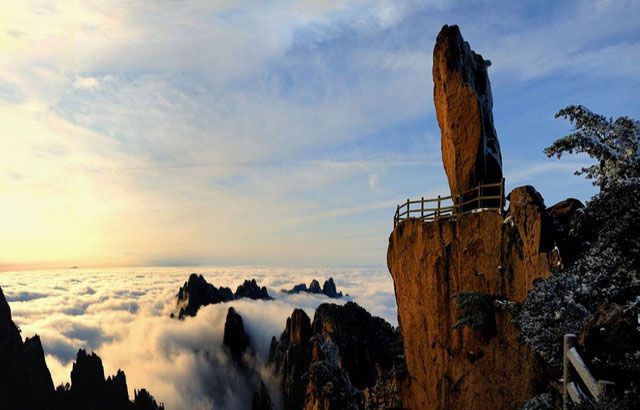 黄山飞来石