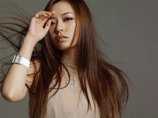 张靓颖老公是谁，张靓颖为什么逼婚