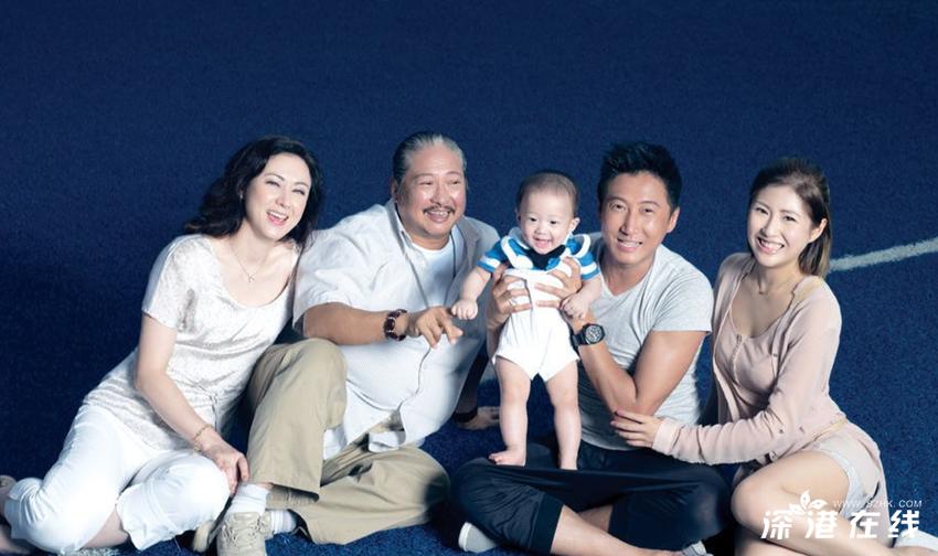 洪金宝一家拍慈善写真 三代同堂（图）