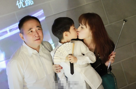 胡静庆祝结婚7周年 富豪老公罕见出镜