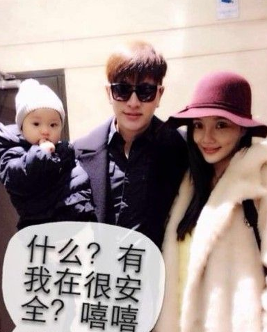 贾乃亮晒老婆女儿照片 萌宝宝吃手指抢镜