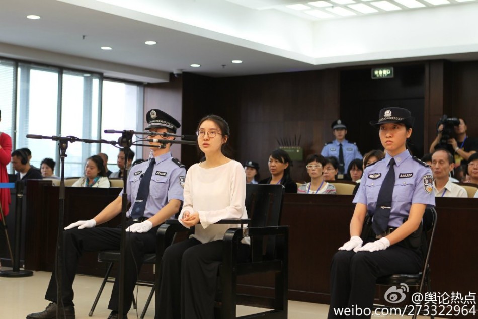 郭美美面色暗淡被带入庭审现场 与之前炫富反差强烈