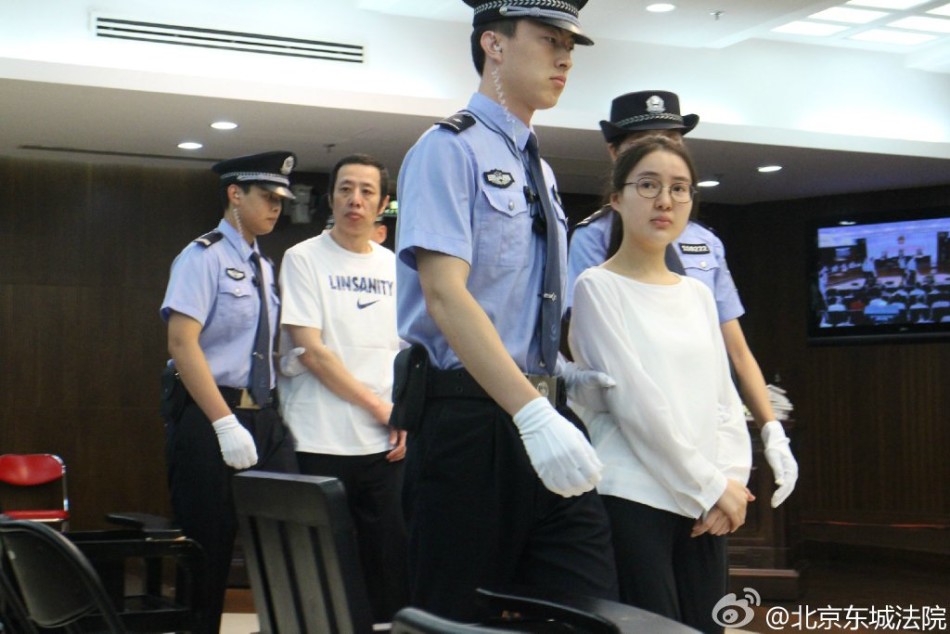 郭美美面色暗淡被带入庭审现场 与之前炫富反差强烈