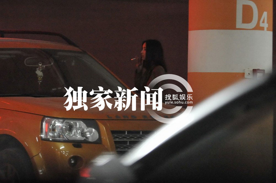张歆艺分手后首现身 神色黯淡独自抽烟