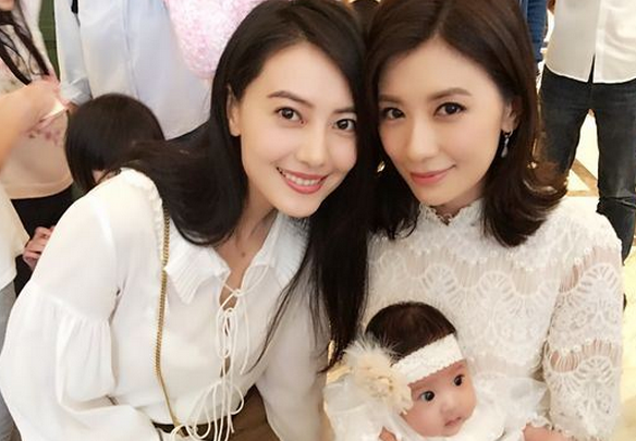 高圆圆认贾静雯小女儿为干女儿 小咘咘大眼萌翻
