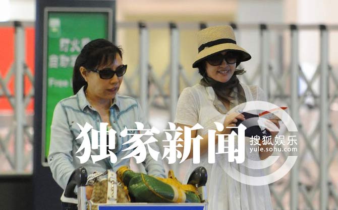 刘晓庆回京新男友曝光 传与阿峰离婚两年