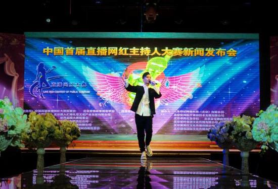 杨海彪深情演唱《寂寞的人伤心的歌》 希望用爱温暖孤独的
