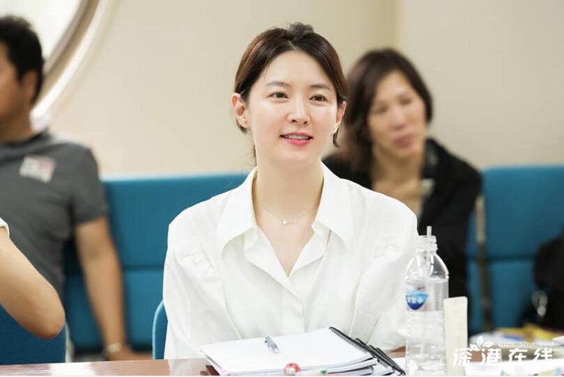 《师任堂》举行首次剧本试读会 李英爱息影11年复出气质