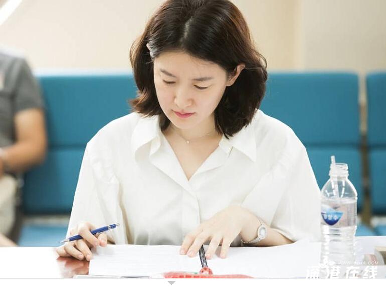 《师任堂》举行首次剧本试读会 李英爱息影11年复出气质
