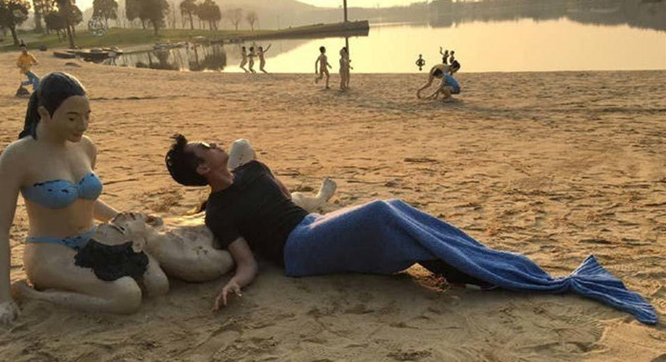 邓超化身美人鱼沙滩搞怪 网友：娘娘快来降妖