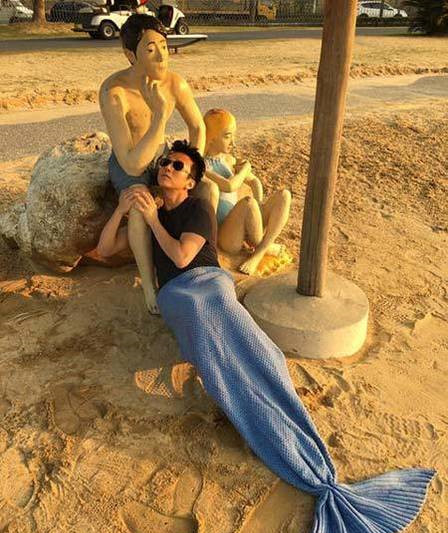 邓超化身美人鱼沙滩搞怪 网友：娘娘快来降妖