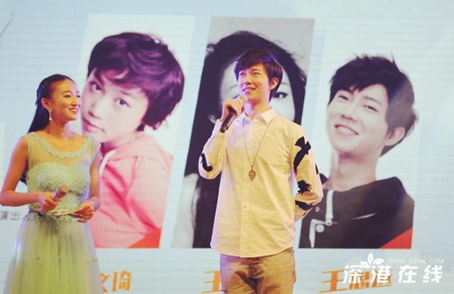 王思远献唱“无线可能”校园巡演首站 唱歌互动high翻