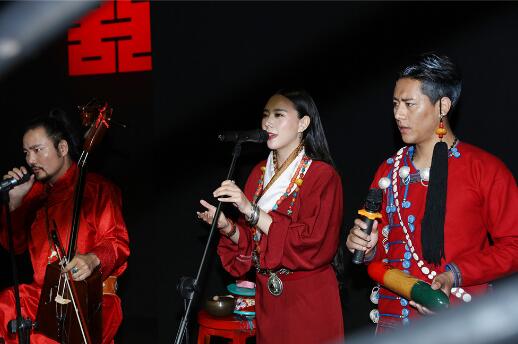 阿吉太时装周获年度跨界突破奖 开启绮丽音乐盛宴