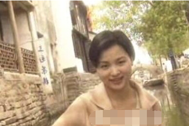 董卿18年前罕见旧照曝光 短发圆脸显朴实