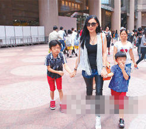 张柏芝带两儿子返港 为小儿子庆祝5岁生日