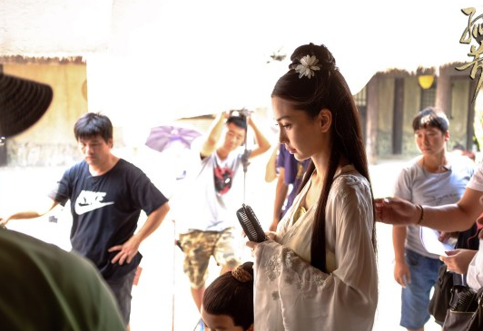 《孤芳不自赏》baby杀青 Baby与钟汉良身着大红色
