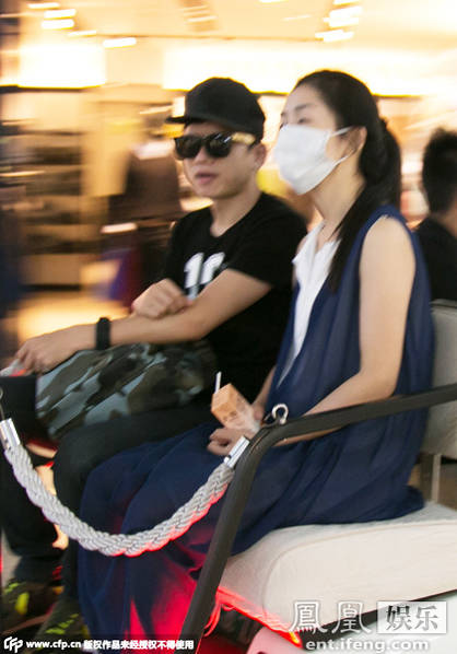 张杰谢娜被拍面露不悦 狗仔与助理险起冲突