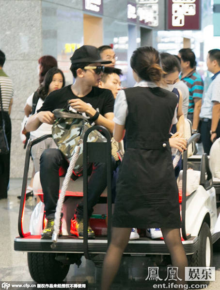 张杰谢娜被拍面露不悦 狗仔与助理险起冲突
