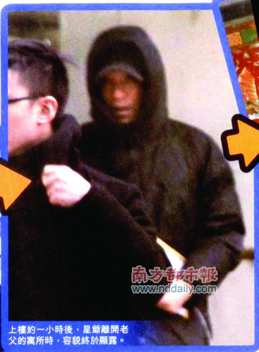 周星驰寒冬赴父亲寓所 幼时遭抛弃恩怨似化解