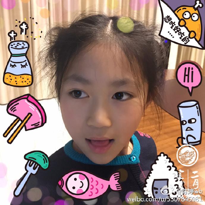 张艺谋娇妻晒10岁女儿近照 小姑娘越来越好看了