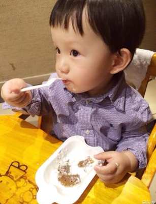 关凌晒儿子萌照 西瓜头大脑门抢镜