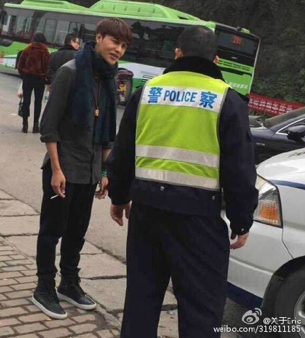 陈坤车被车撞 一张签名引发的明星与交警会面（组图）