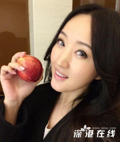 杨钰莹晒自拍称变瘦了 网友惊呼完爆90后