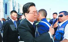胡主席两次拥抱受伤骑兵